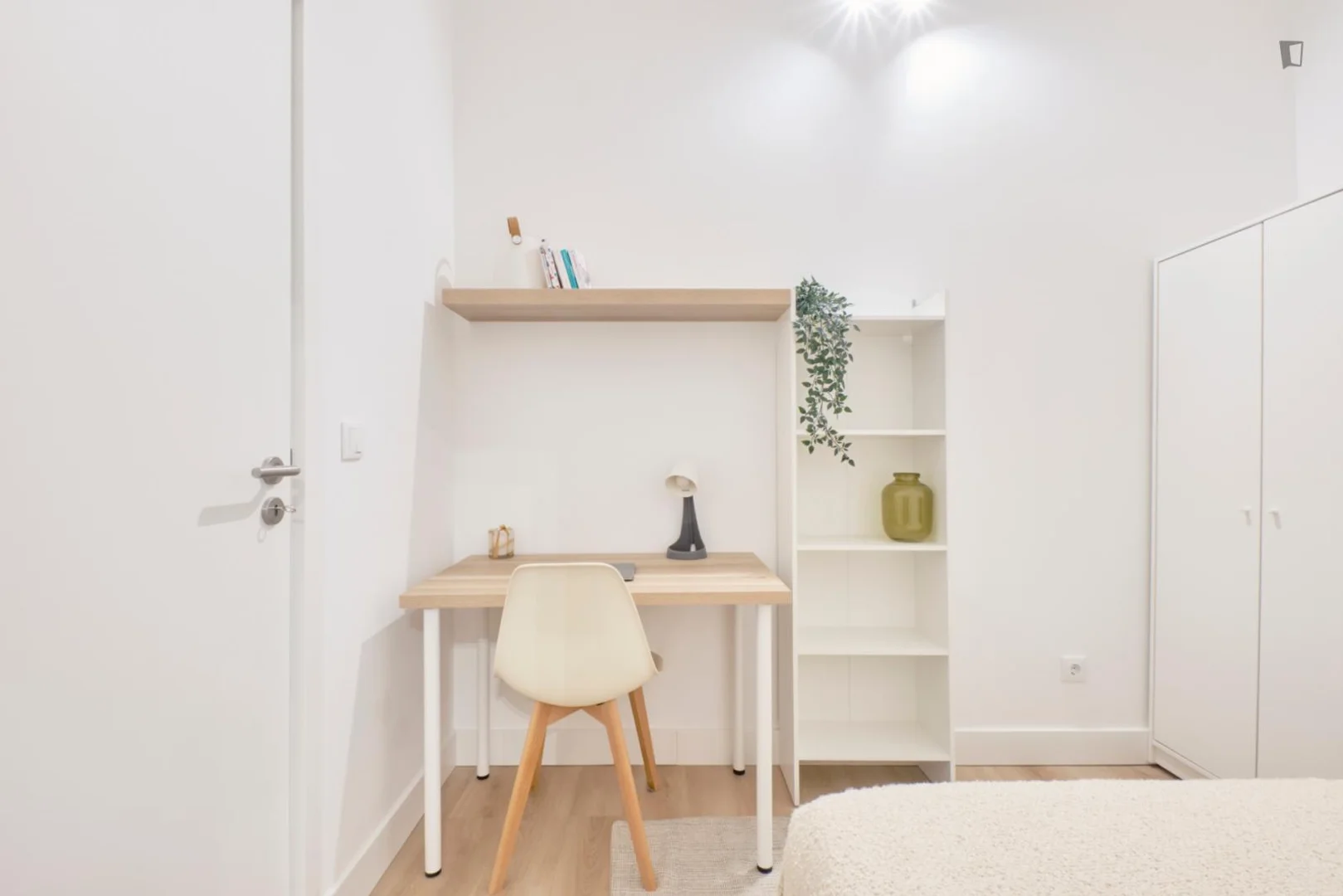 Chambre d'étudiant à  avec espace d'étude et installations communes