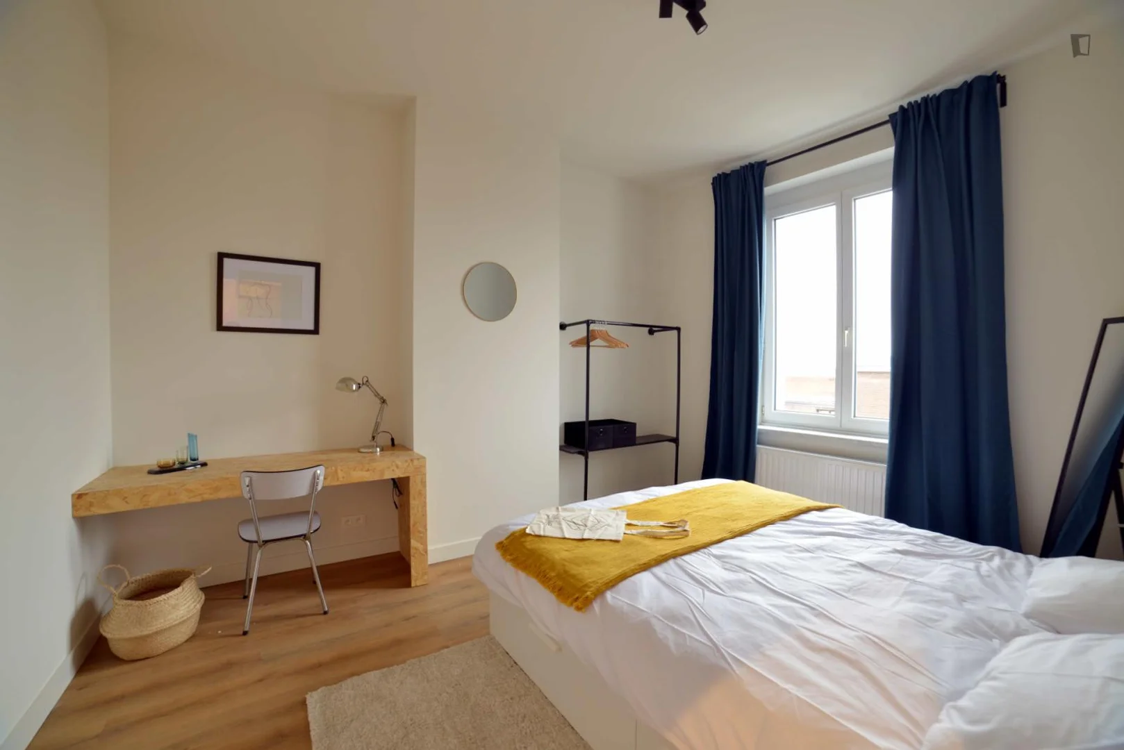 Functional student room perfect for studying in 