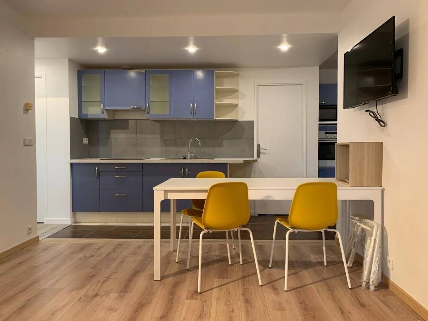 Affordable room for students with ample lighting in 