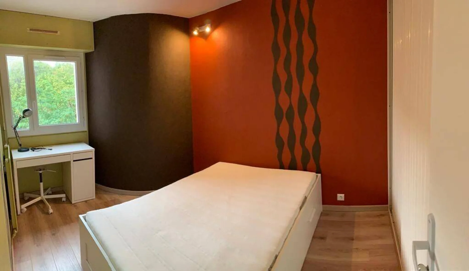 Bright and airy student room with easy university access in 