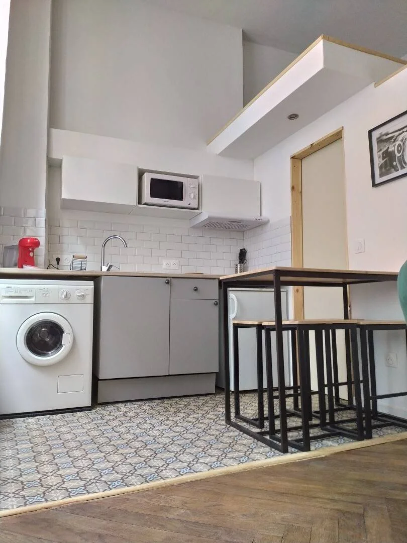 Quarto acessível para estudantes com iluminação ampla em 