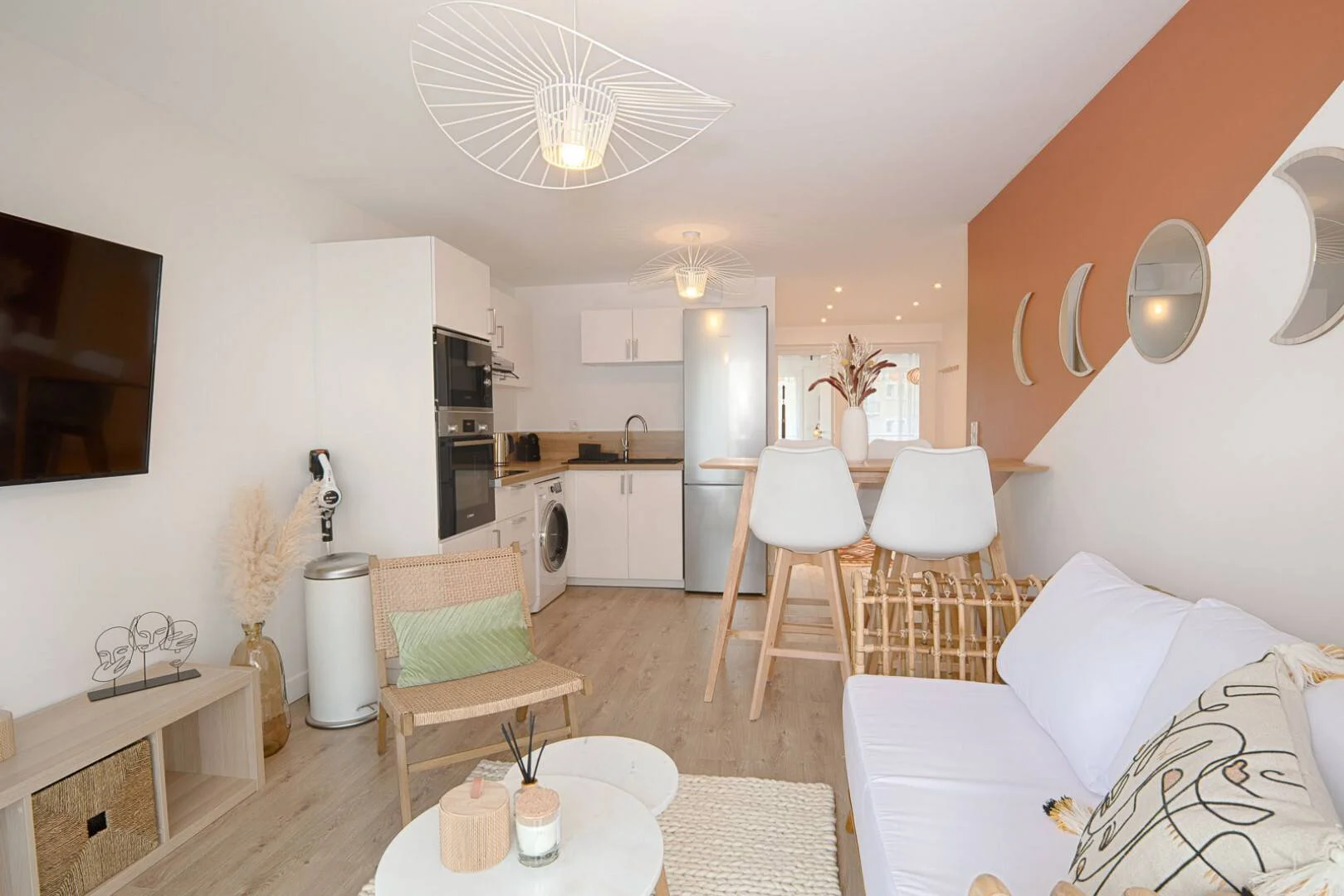 Affordable room for students with ample lighting in 