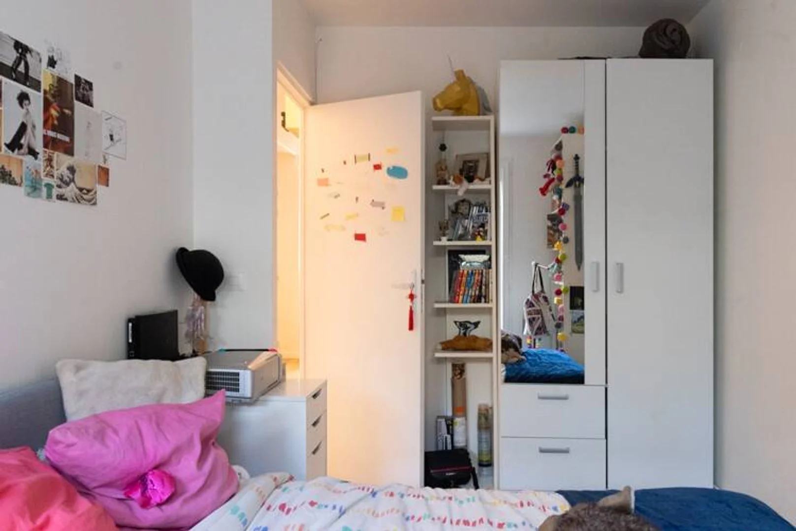 Pokój studencki w  z miejscem do nauki i wspólnymi udogodnieniami
