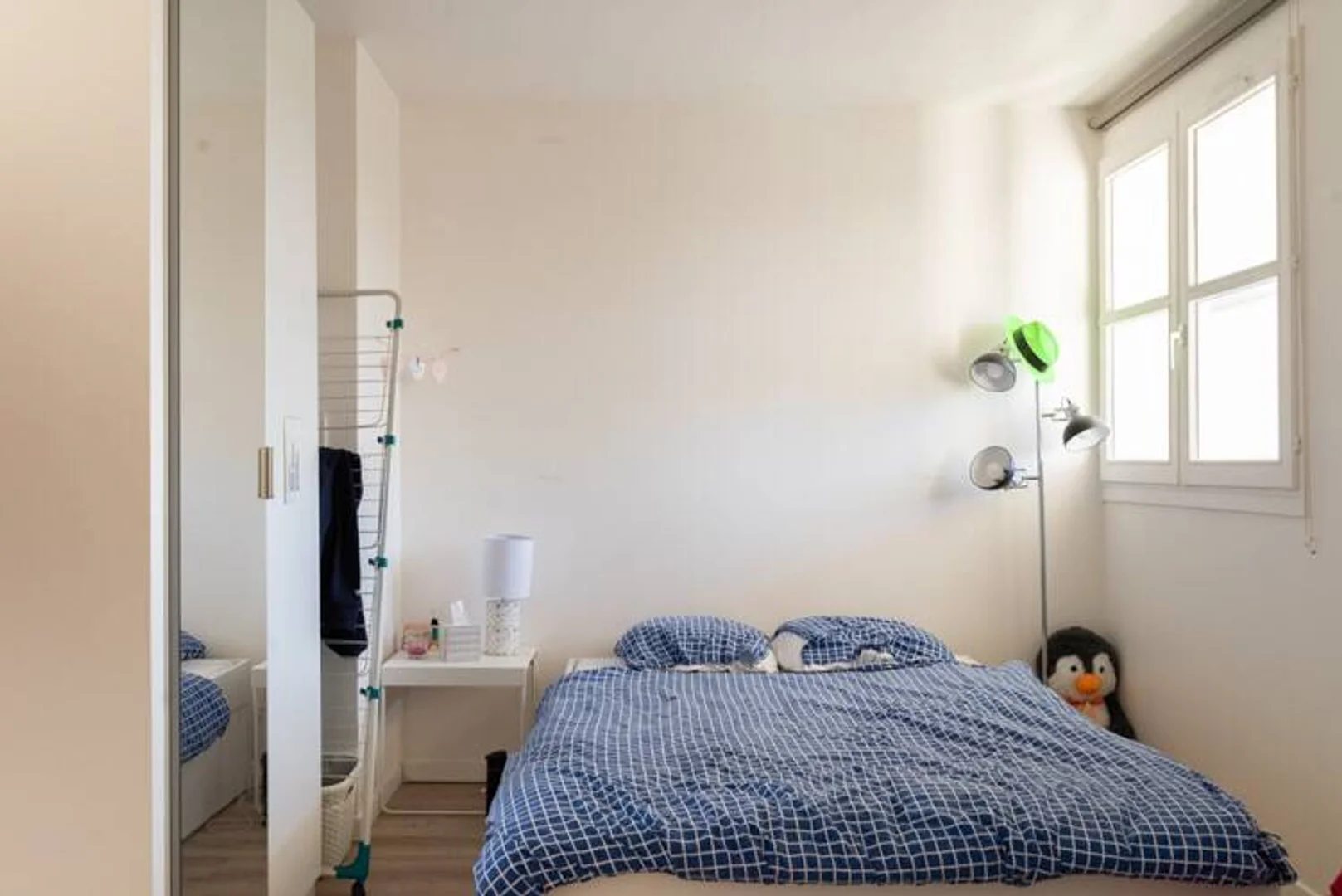 Funkcjonalny pokój studencki idealny do nauki w 