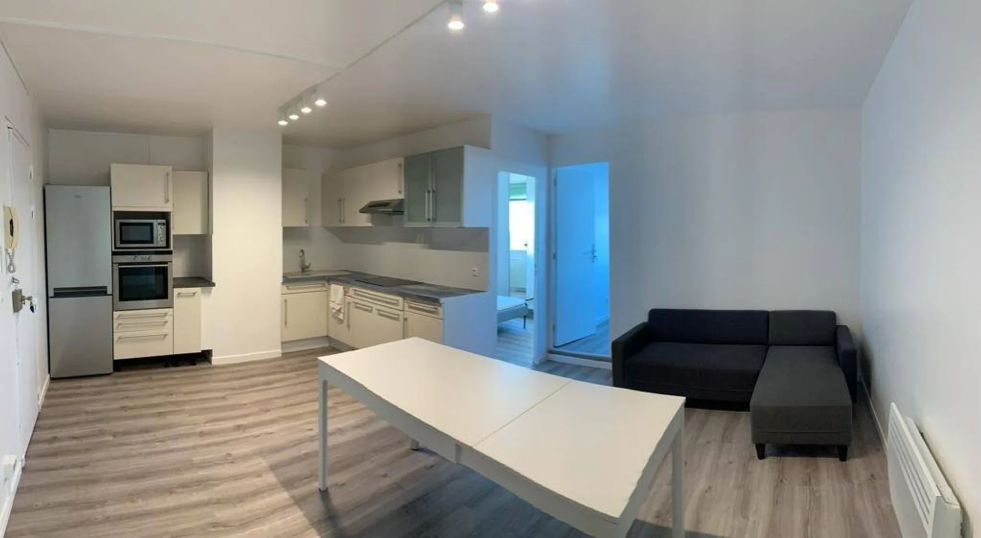 Quarto de estudante em  com área de estudo e instalações partilhadas