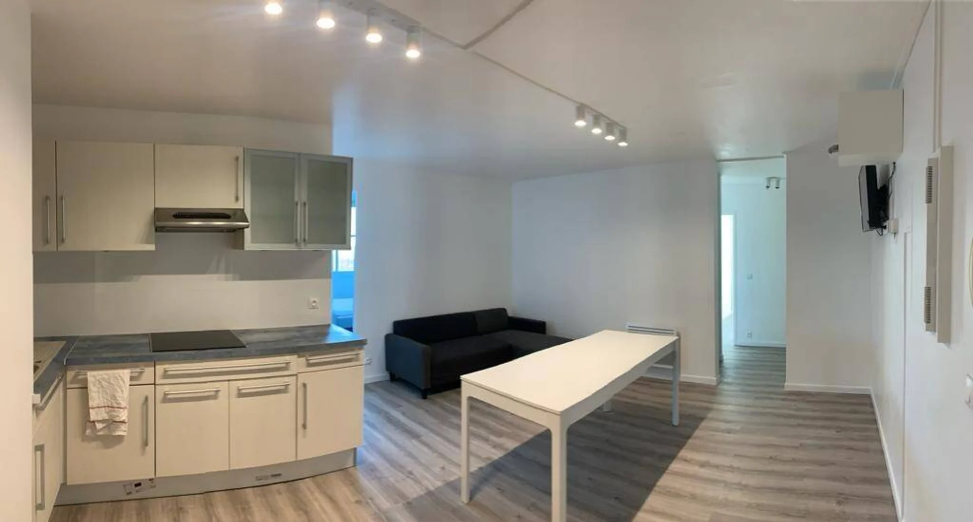 Quarto de estudante em  com área de estudo e instalações partilhadas
