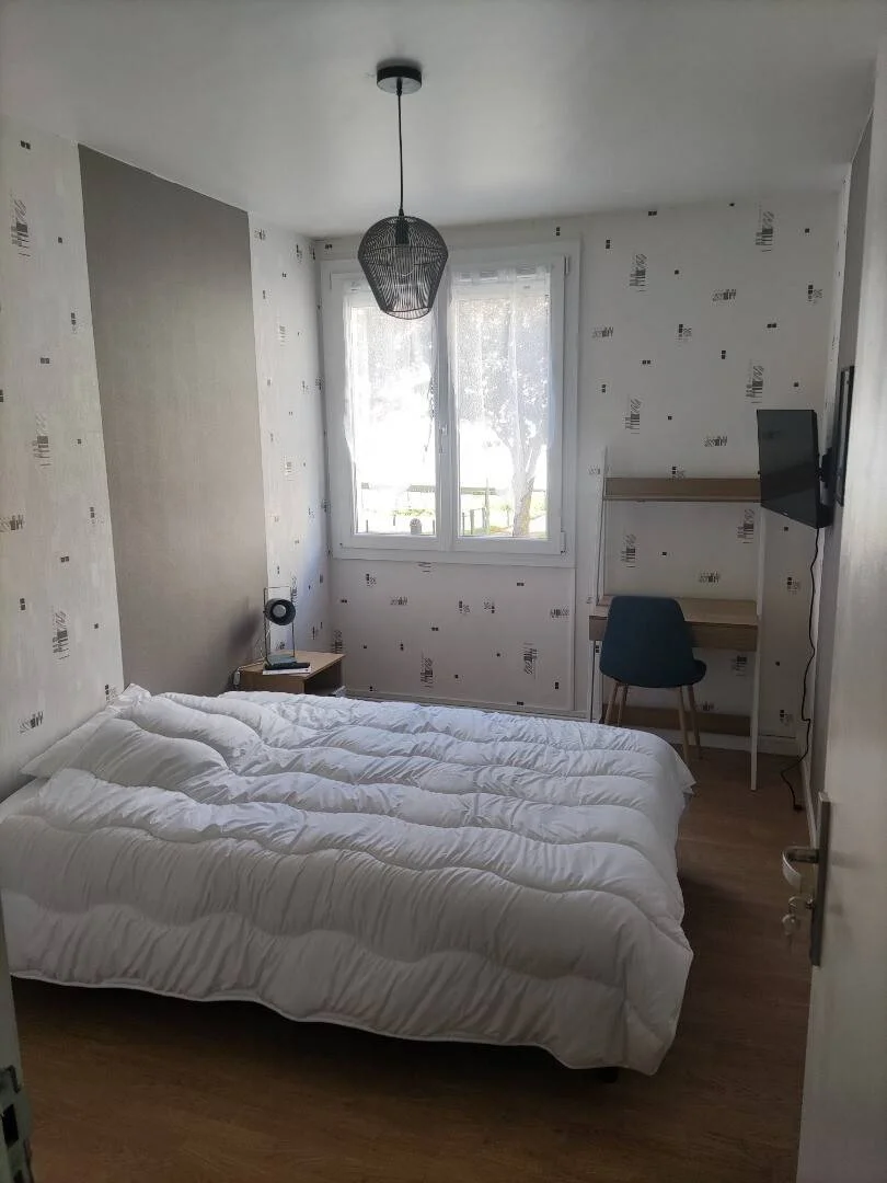 Habitación estudiantil luminosa y aireada con fácil acceso a la universidad en 