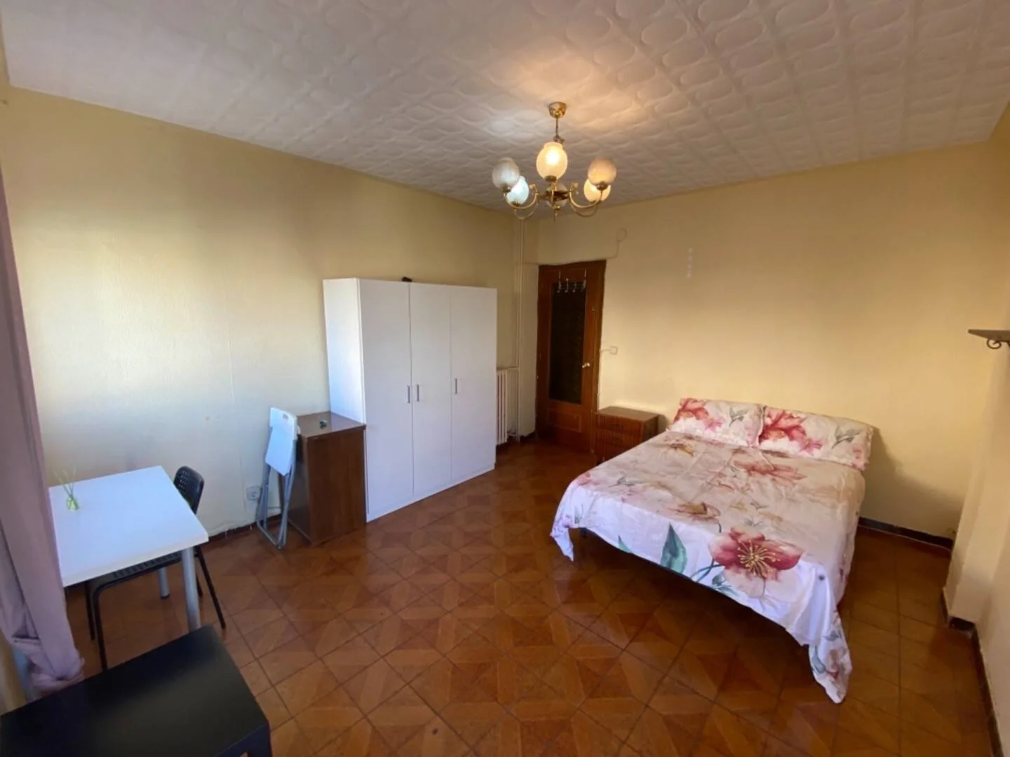 Chambre abordable pour les étudiants avec un bon éclairage dans 