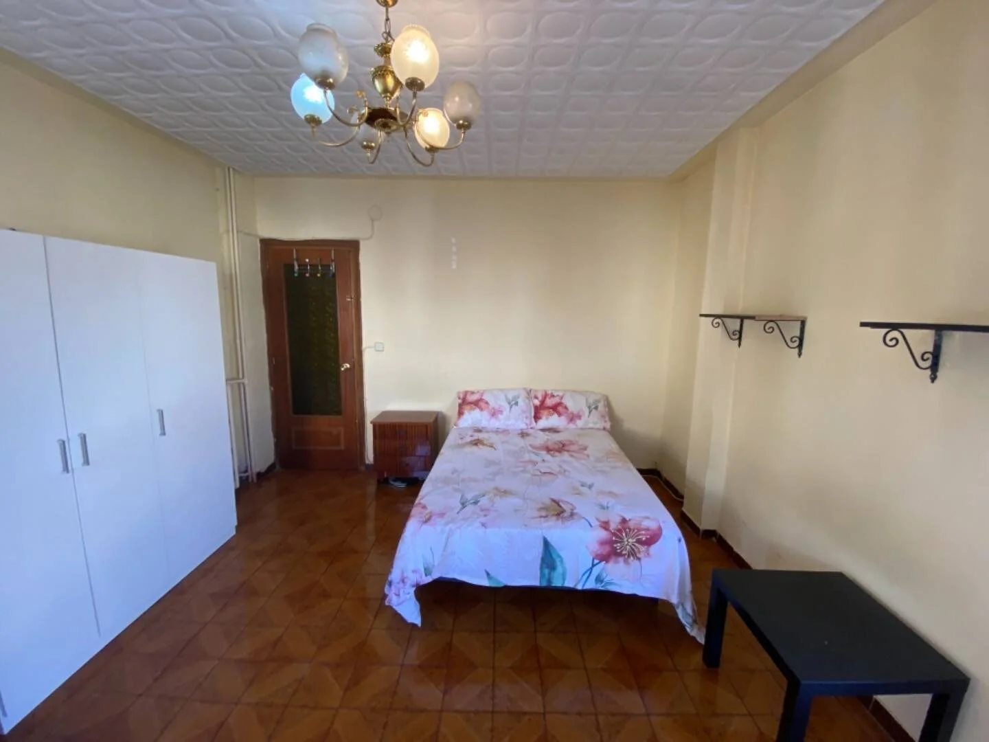 Chambre abordable pour les étudiants avec un bon éclairage dans 