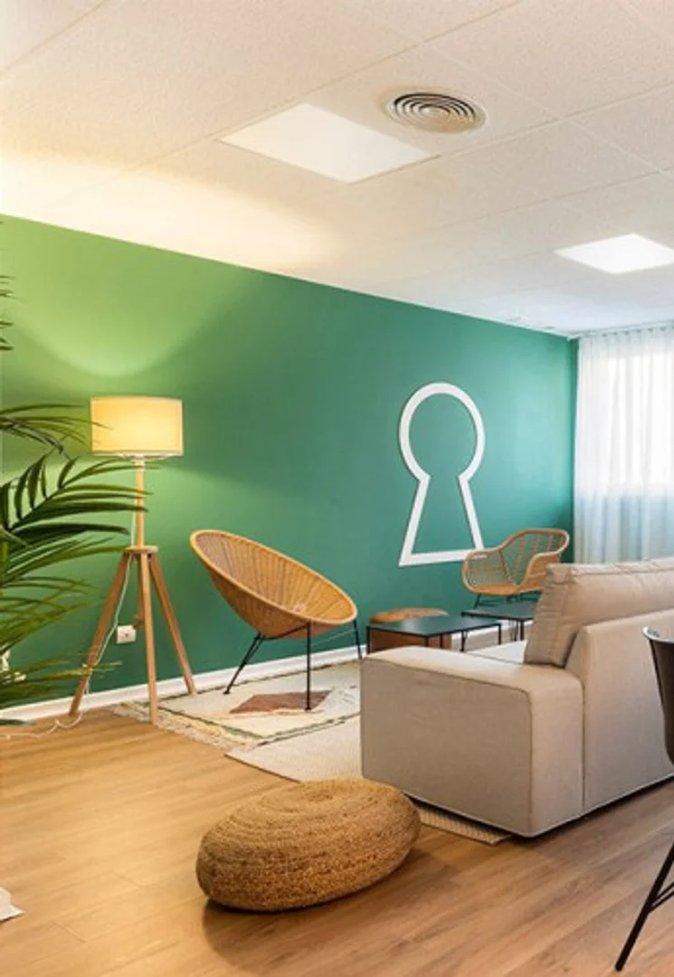 Bright and airy student room with easy university access in 