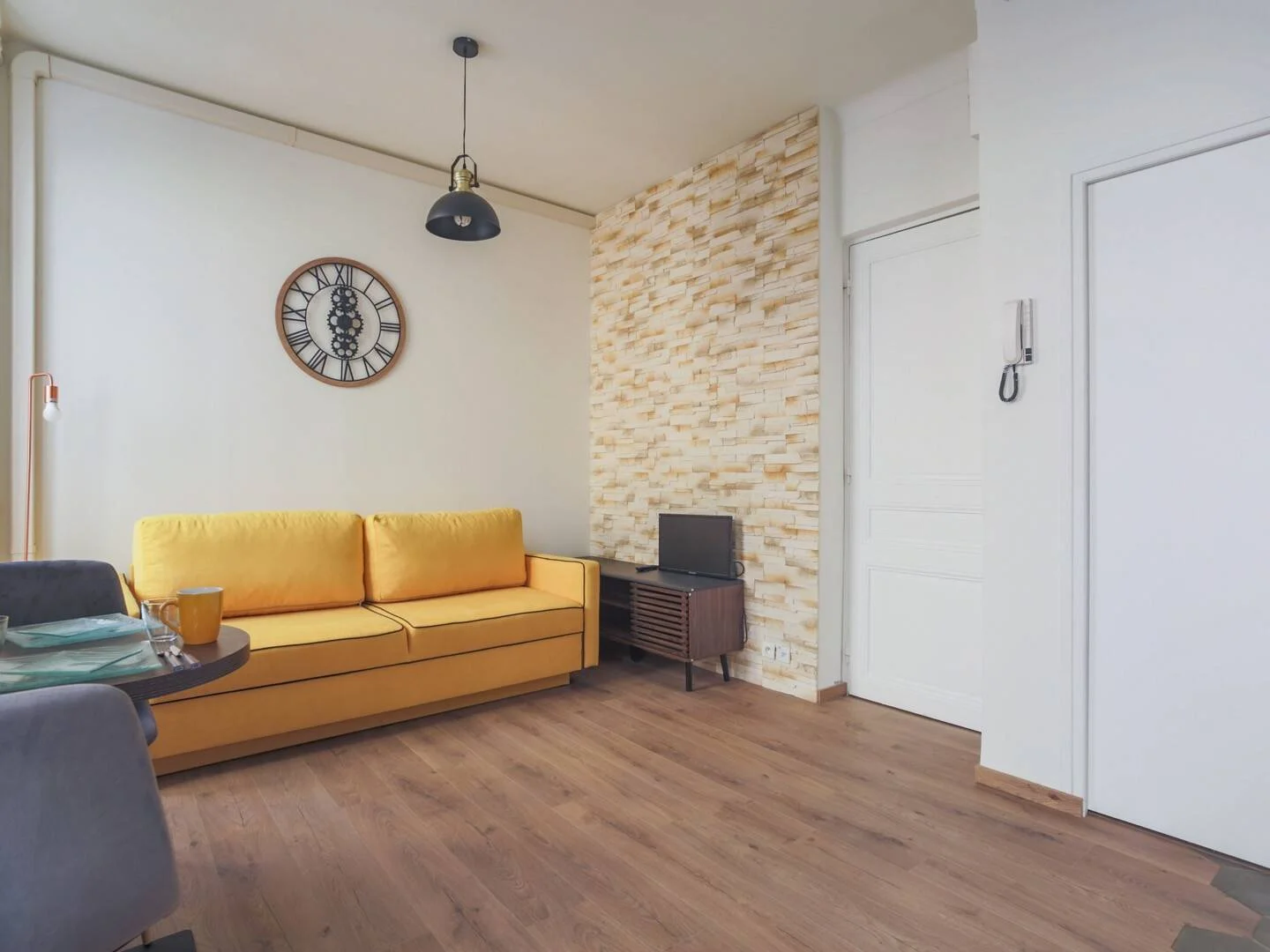 Affordable room for students with ample lighting in 