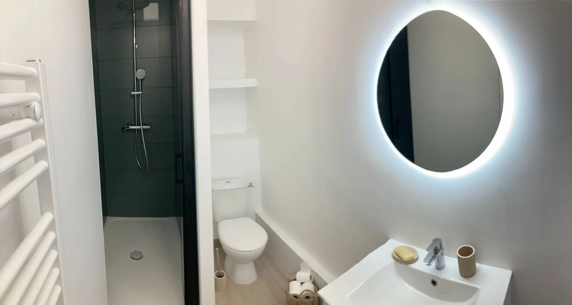 Stanza economica per studenti con ampia illuminazione in 