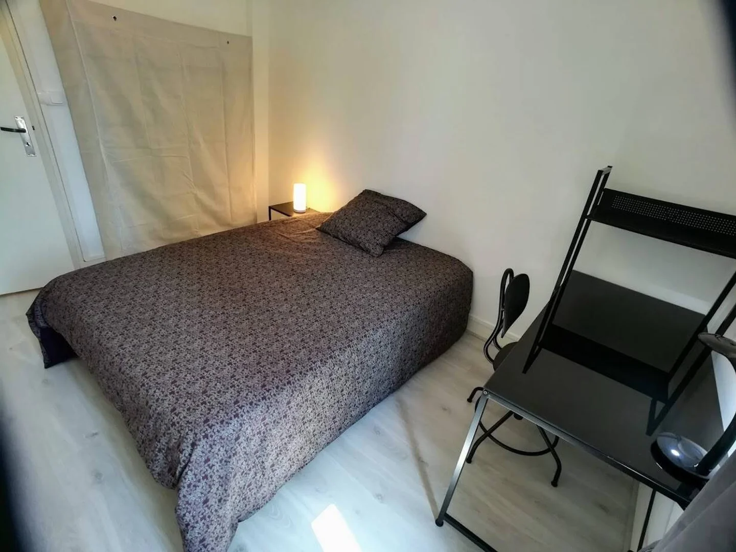 Funkcjonalny pokój studencki idealny do nauki w 
