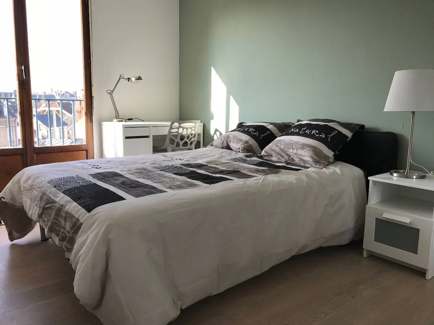Studentenzimmer in  mit Arbeitsbereich und Gemeinschaftseinrichtungen