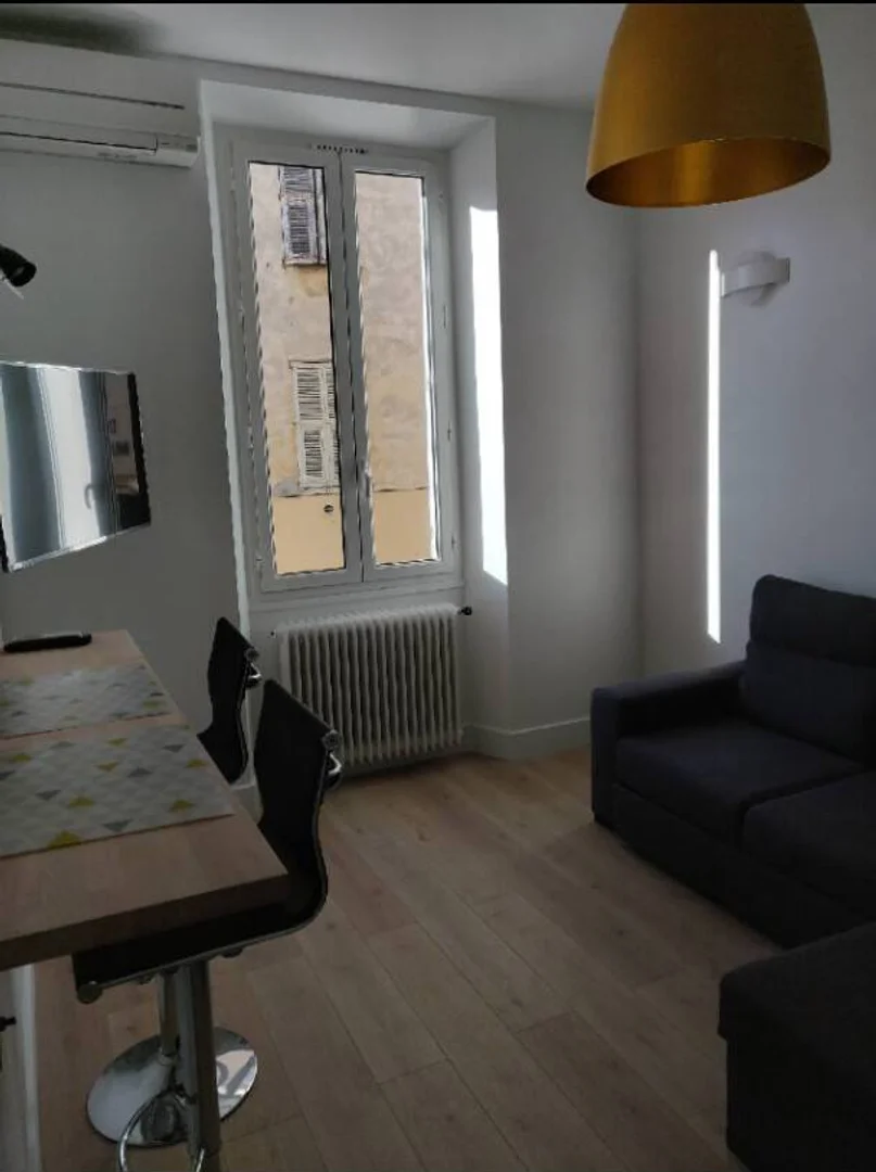 Chambre d'étudiant à  avec espace d'étude et installations communes
