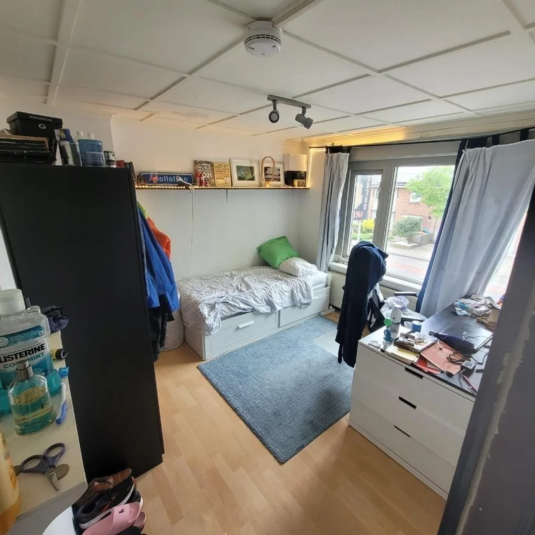 Chambre d'étudiant lumineuse et aérée avec accès facile à l'université dans 