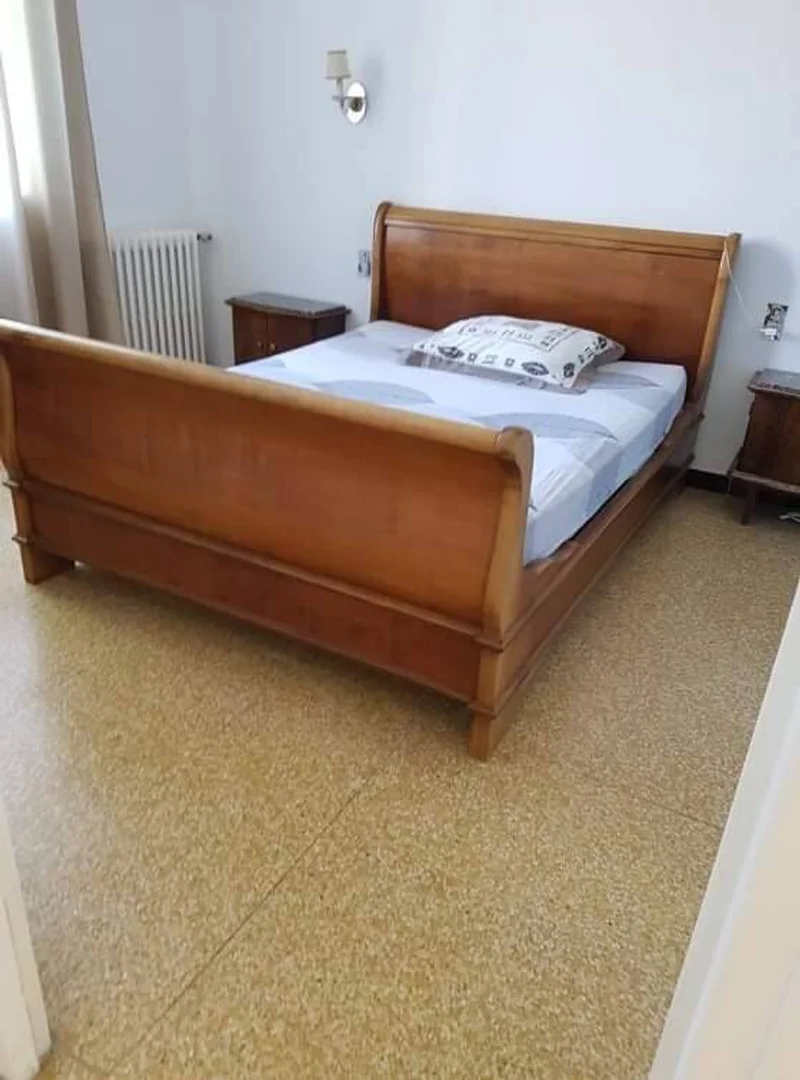 Habitación estudiantil económica cerca del campus en 