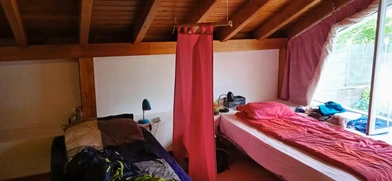 Alquiler de habitación compartida muy luminosa en Ponta-delgada