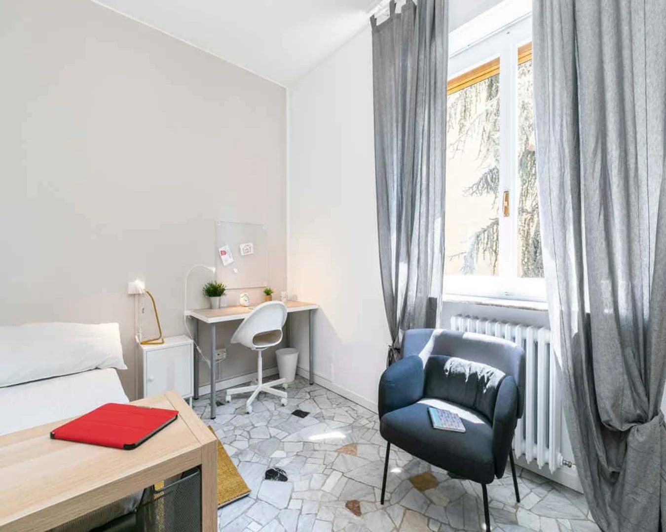 Funktionelles Studentenzimmer perfekt zum Studieren in