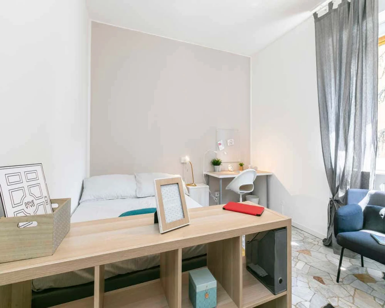 Studentenzimmer in mit Arbeitsbereich und Gemeinschaftseinrichtungen