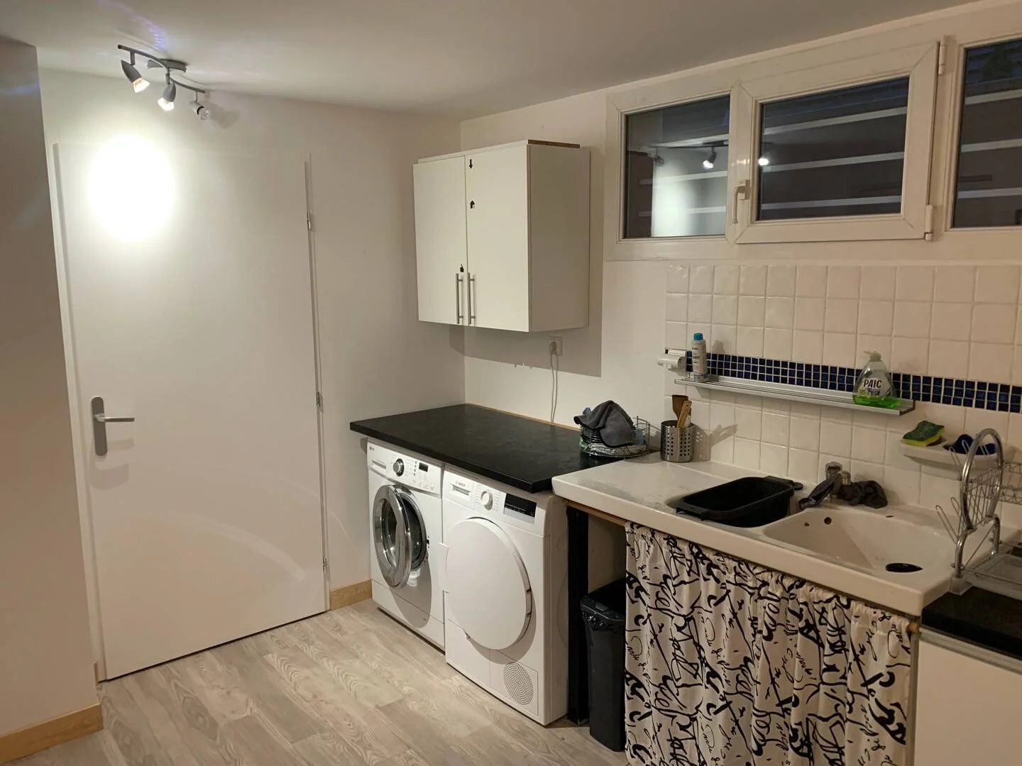 Habitación estudiantil funcional perfecta para estudiar en 