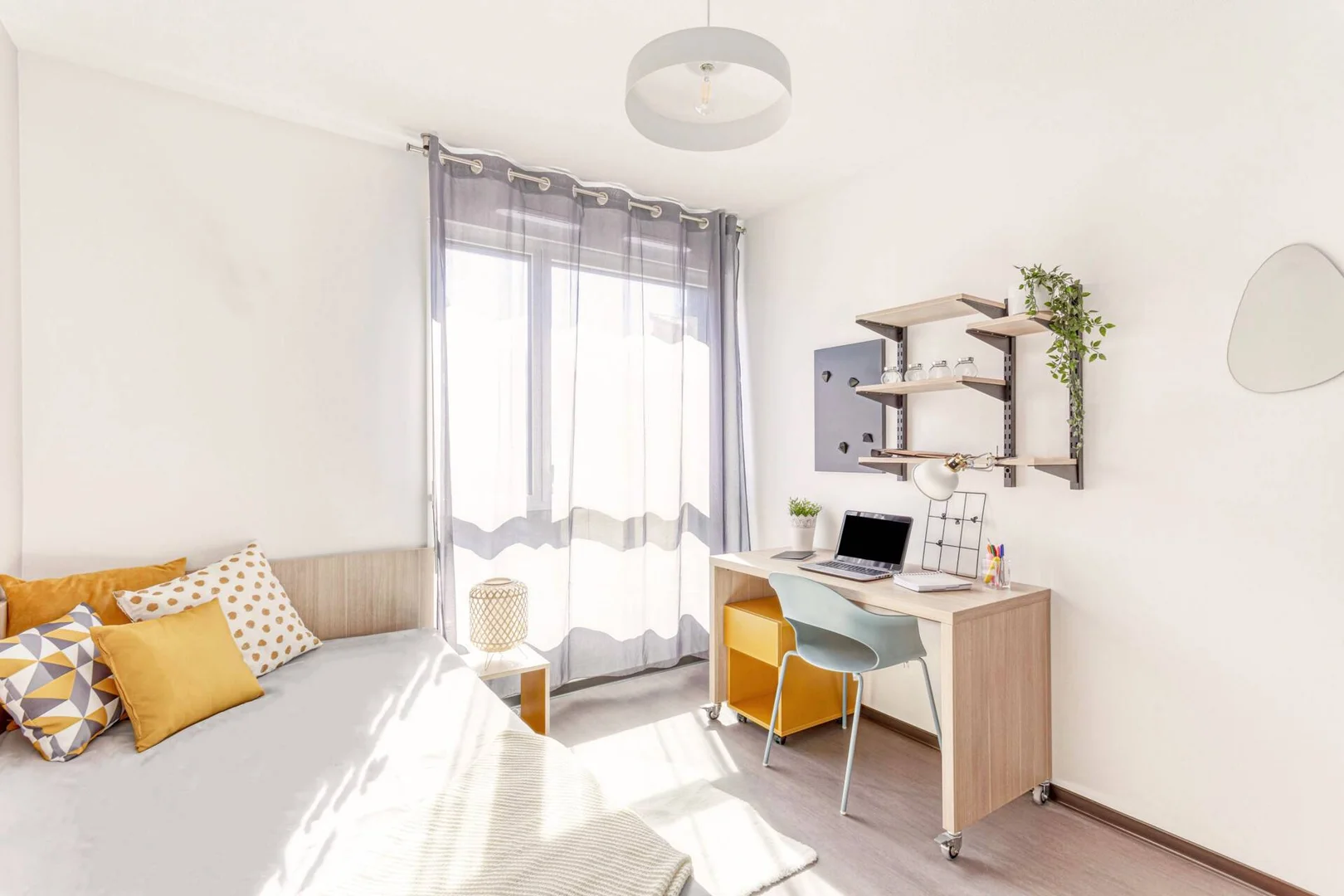 Bright and airy student room with easy university access in 