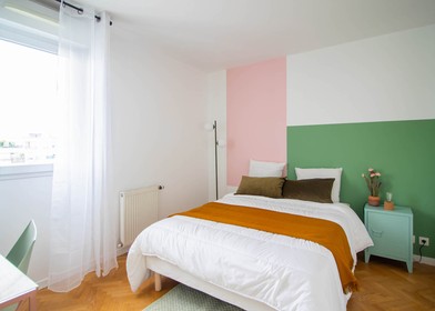 Cheap private room in Paris