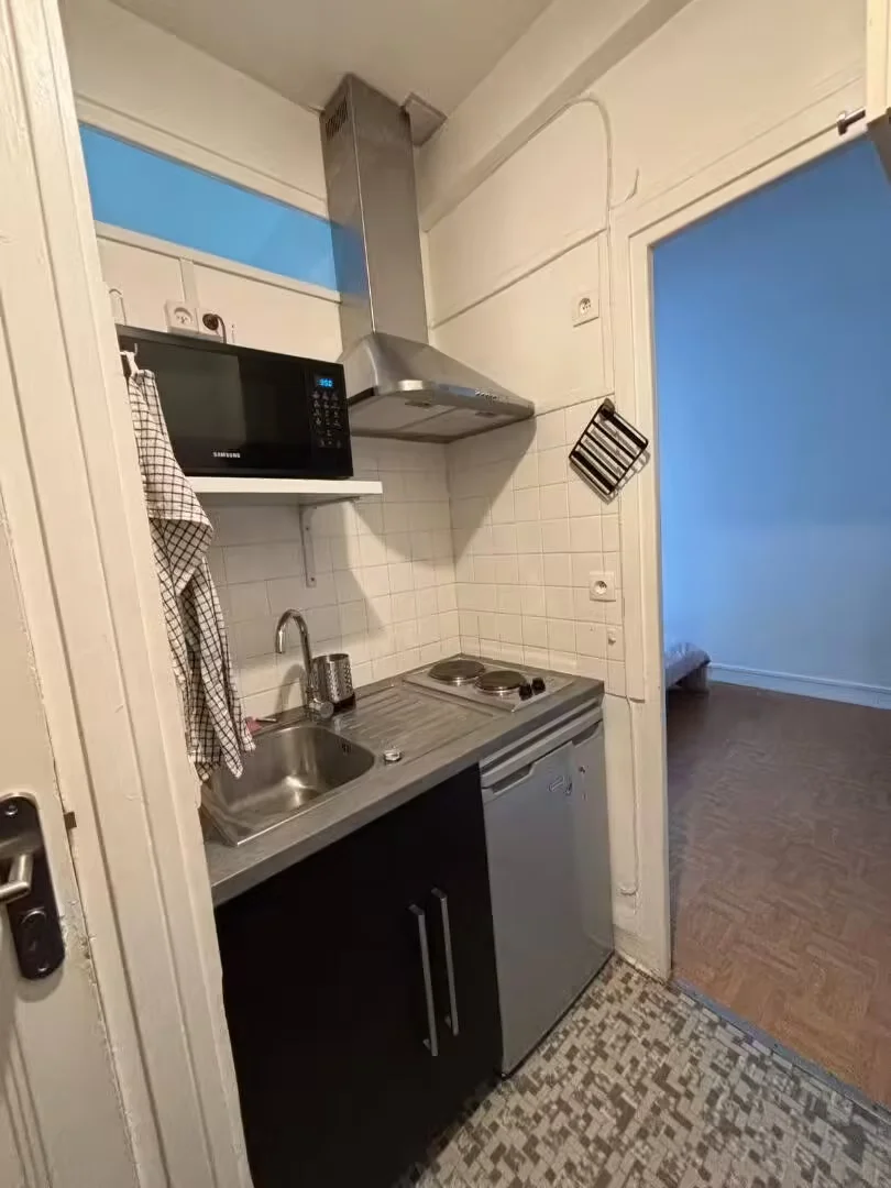 Habitación estudiantil luminosa y aireada con fácil acceso a la universidad en 