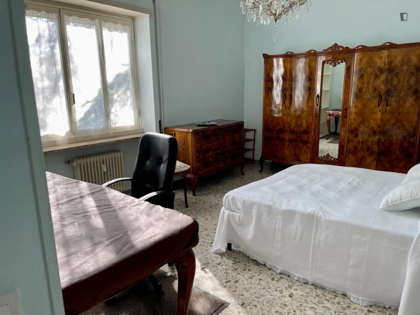 'da öğrenciler için yeterli aydınlatmaya sahip uygun fiyatlı oda