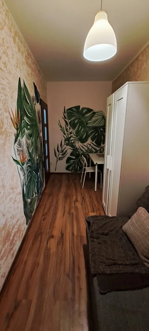 Bright and airy student room with easy university access in 