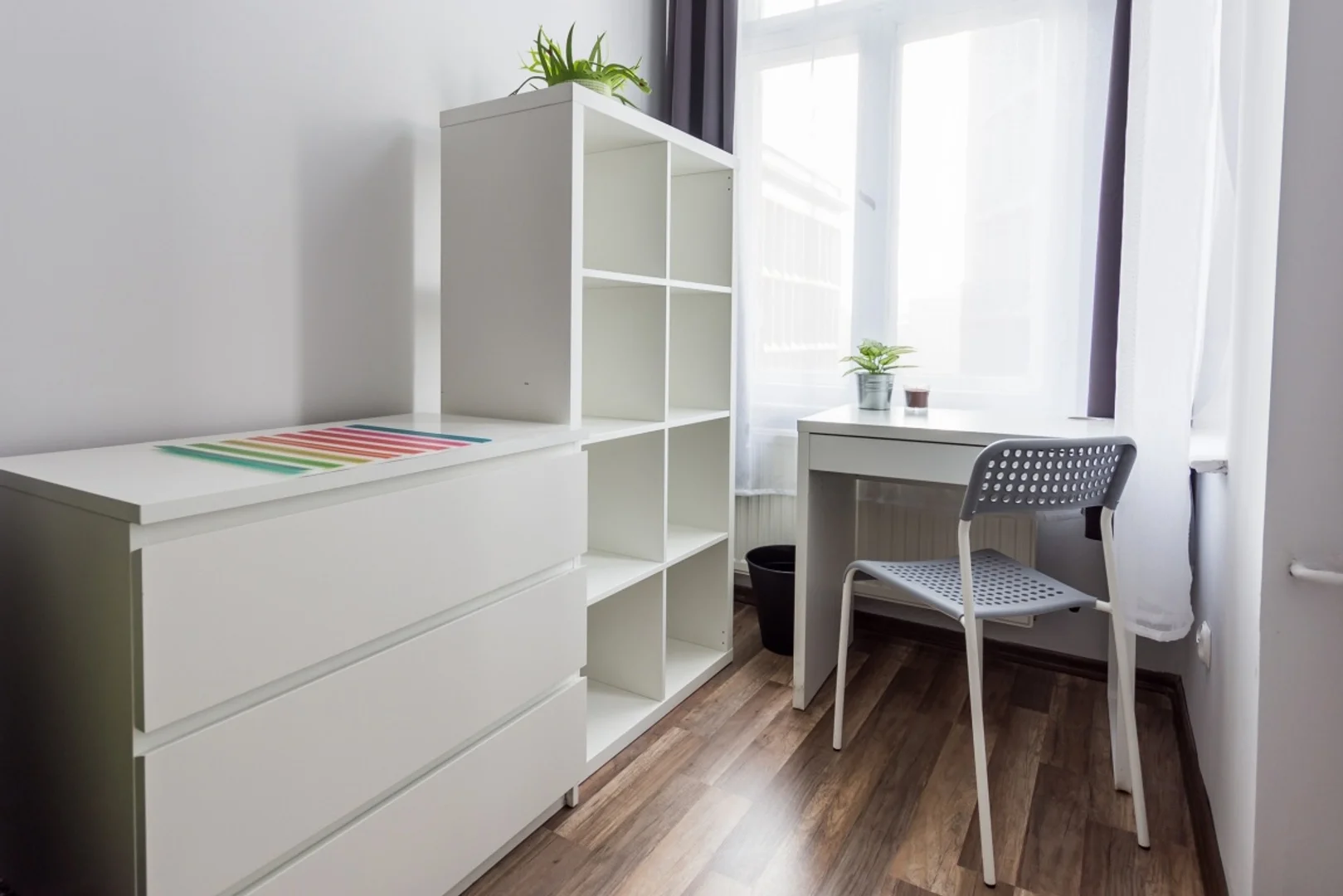 Habitación para estudiantes en con área de estudio y facilidades compartidas