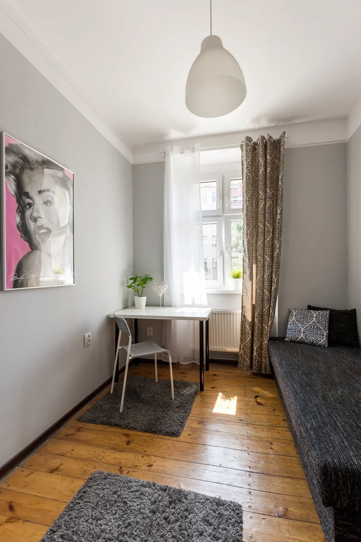 位于的学生公寓，配有学习区域和共用设施