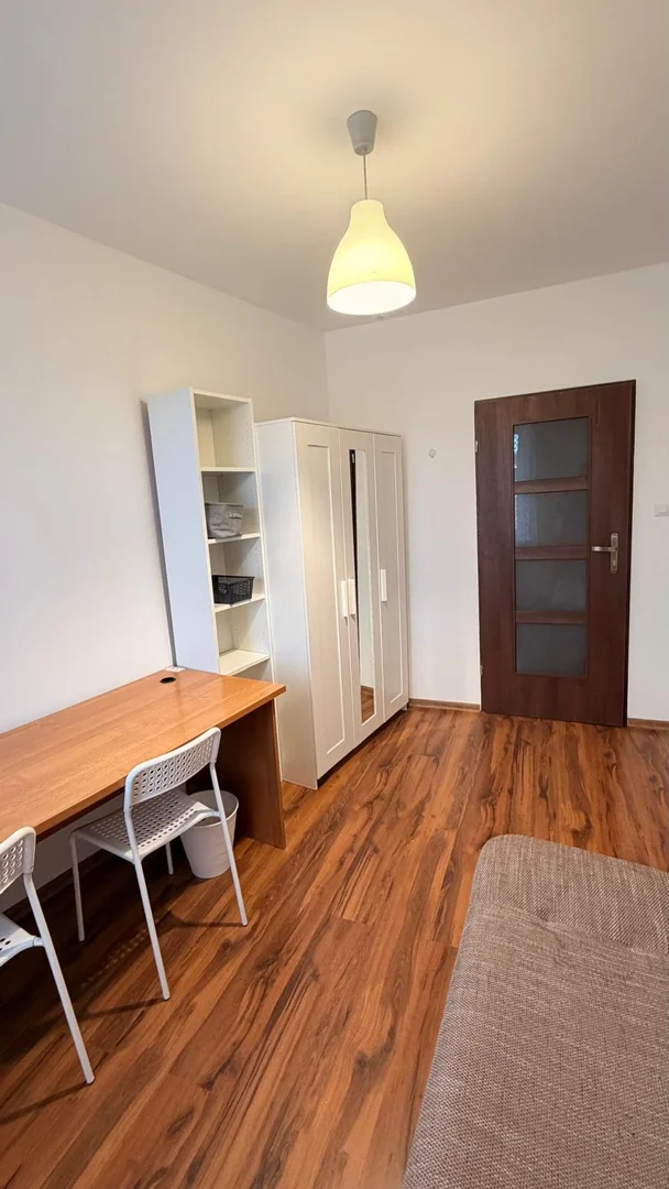 Habitación para estudiantes en con área de estudio y facilidades compartidas