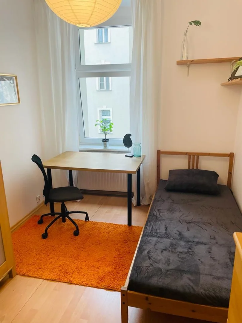 'de öğrenci dairesinde, tamamen mobilyalı kiralık oda