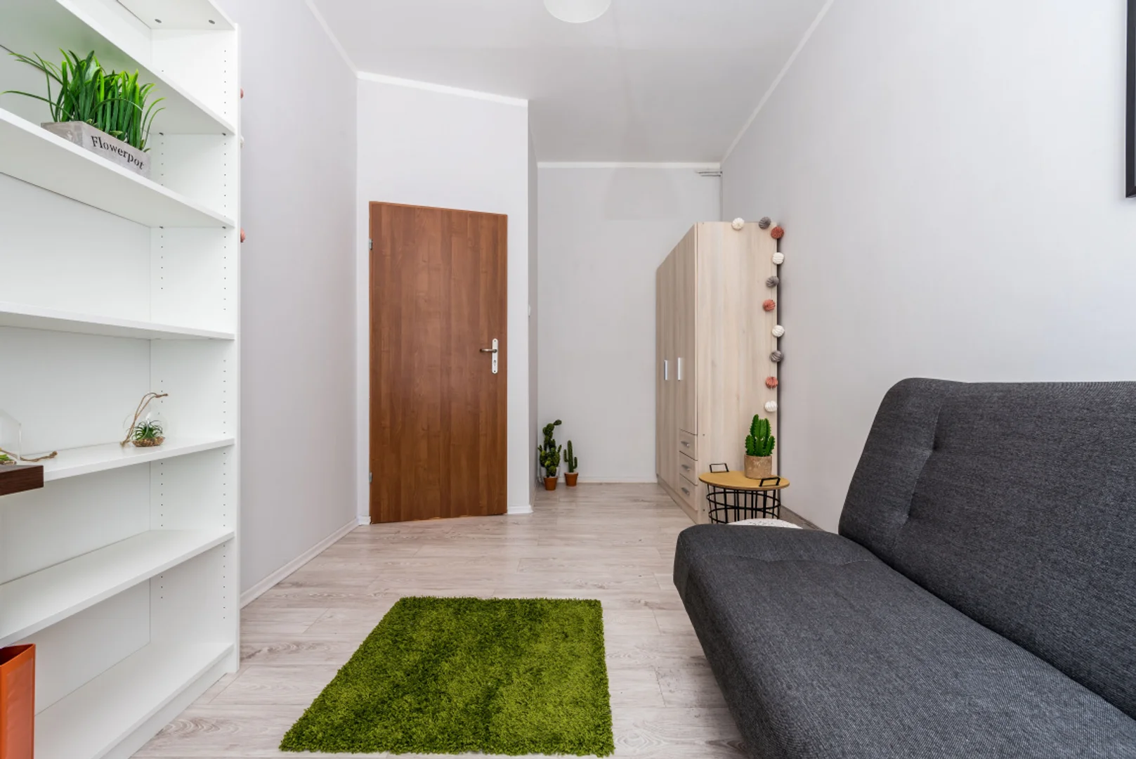 Habitación estudiantil funcional perfecta para estudiar en 