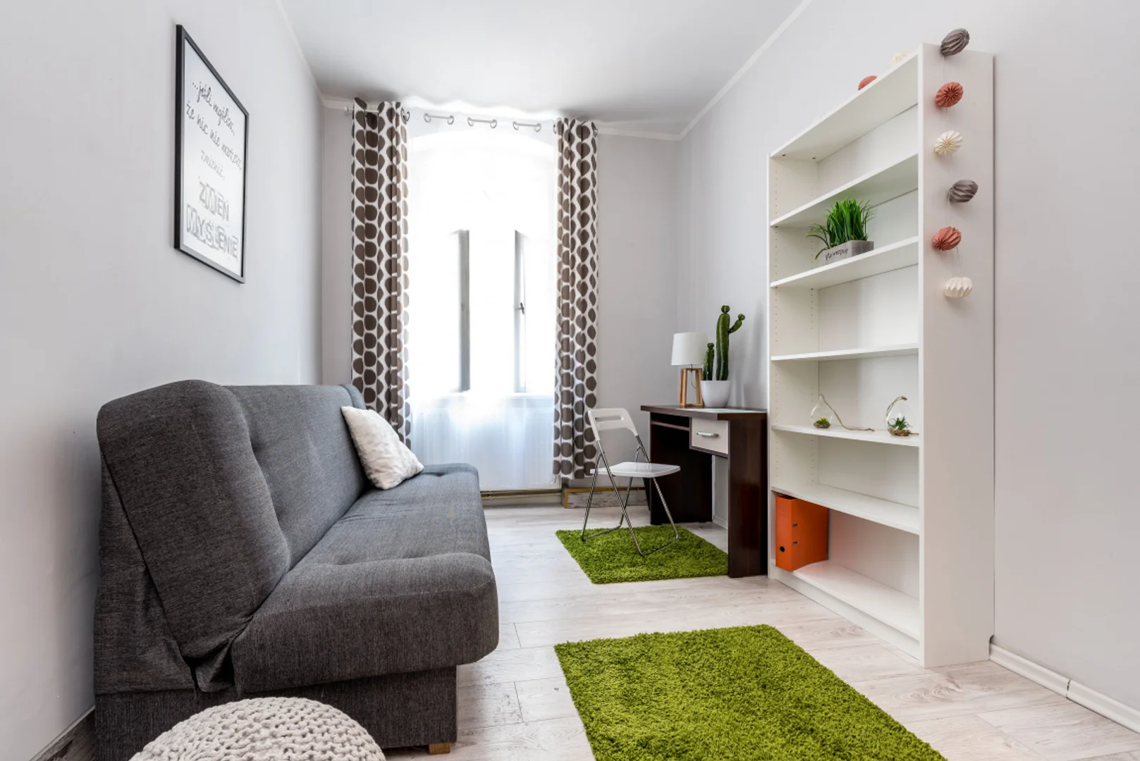 Habitación estudiantil funcional perfecta para estudiar en 