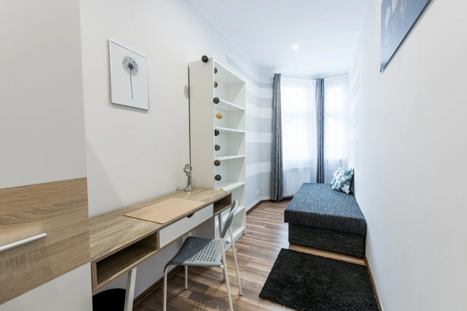 Functional student room perfect for studying in 