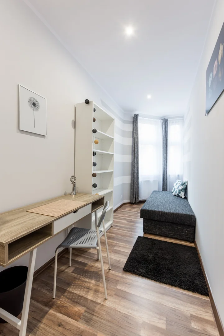 Bright and airy student room with easy university access in 