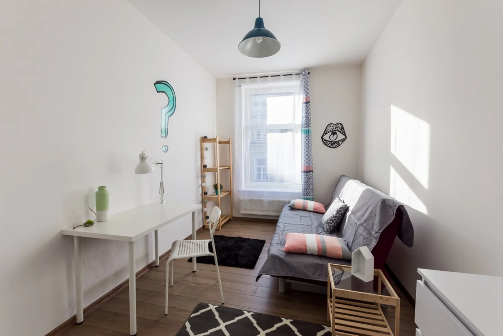 Habitación estudiantil funcional perfecta para estudiar en
