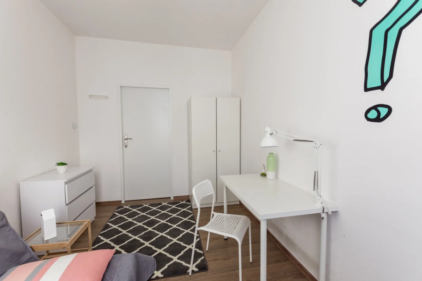 Habitación estudiantil funcional perfecta para estudiar en