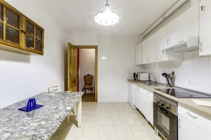 Private room at Calle Esla, image 10 of 18