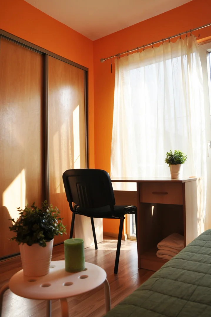Funktionelles Studentenzimmer perfekt zum Studieren in