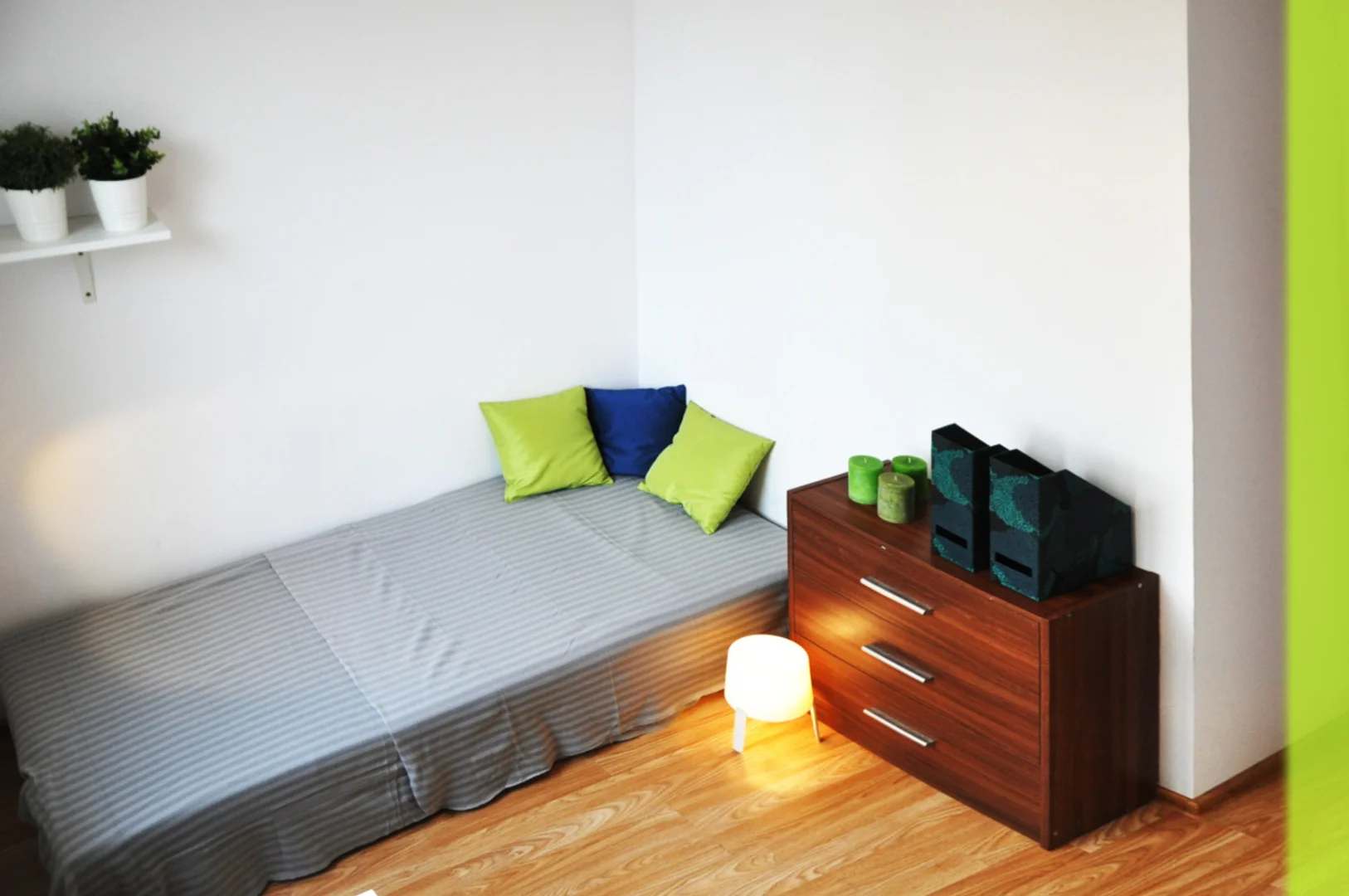 Habitación estudiantil económica cerca del campus en