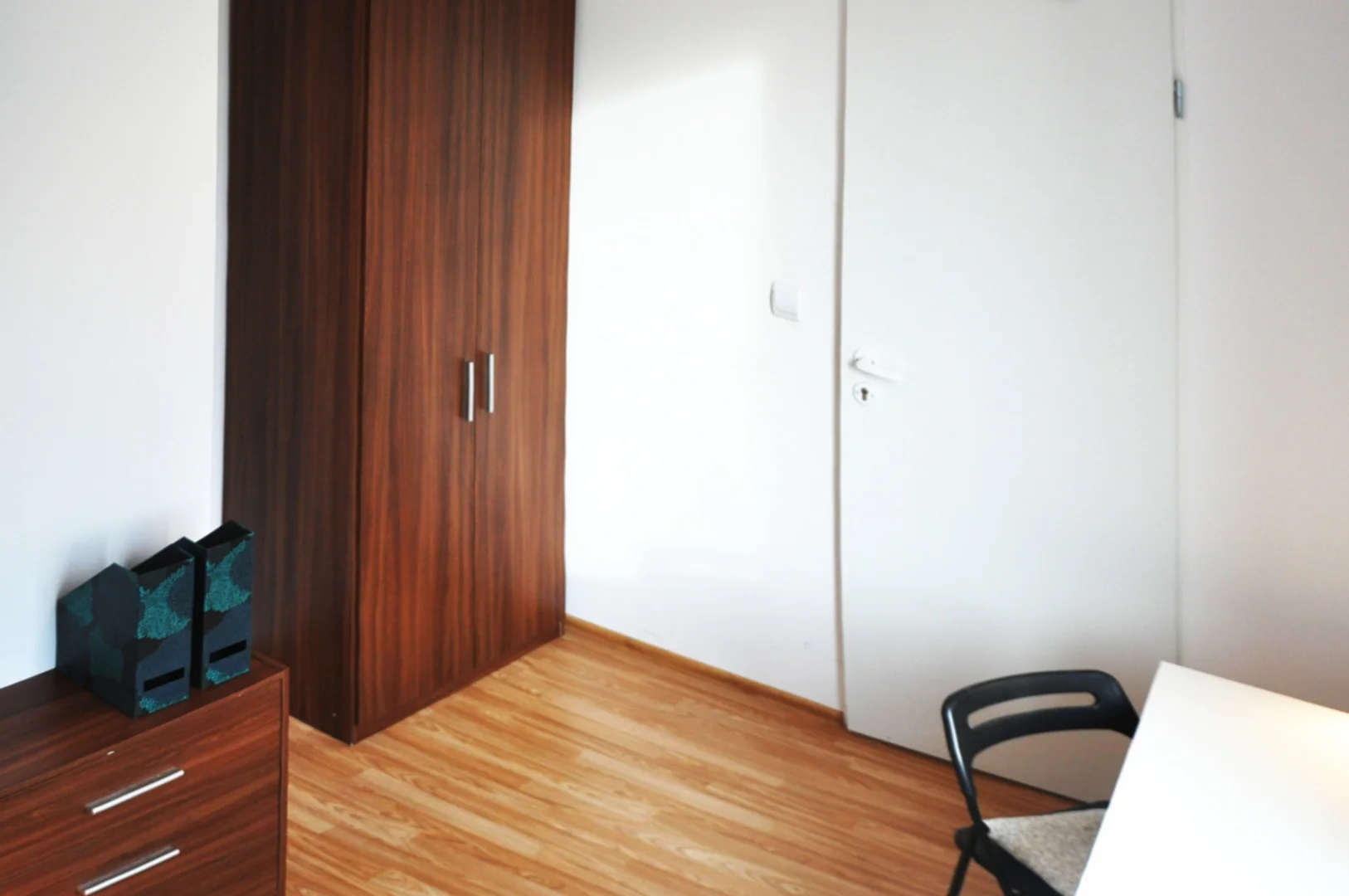 Habitación estudiantil amplia y cómoda en