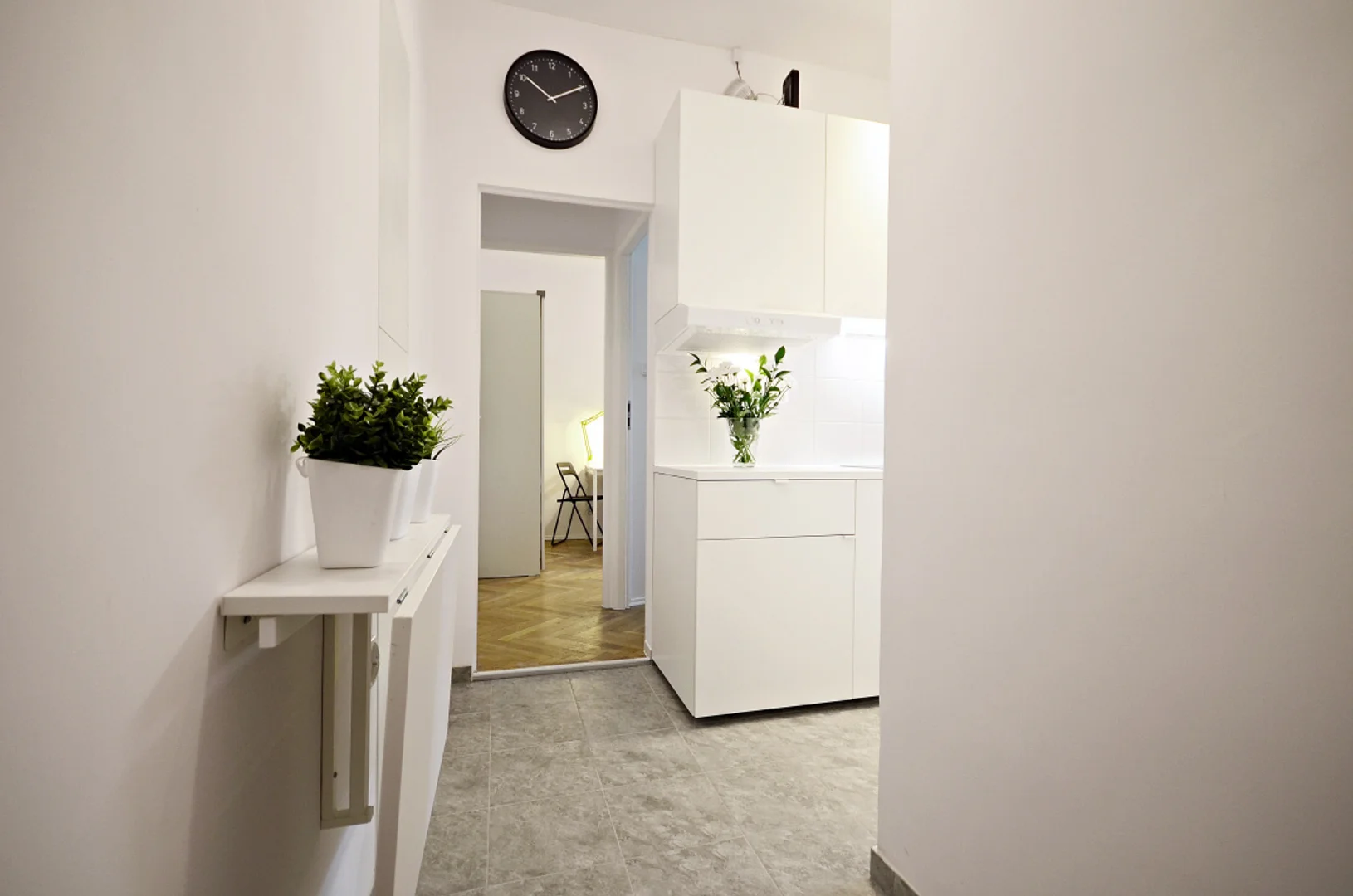 Chambre d'étudiant à  avec espace d'étude et installations communes