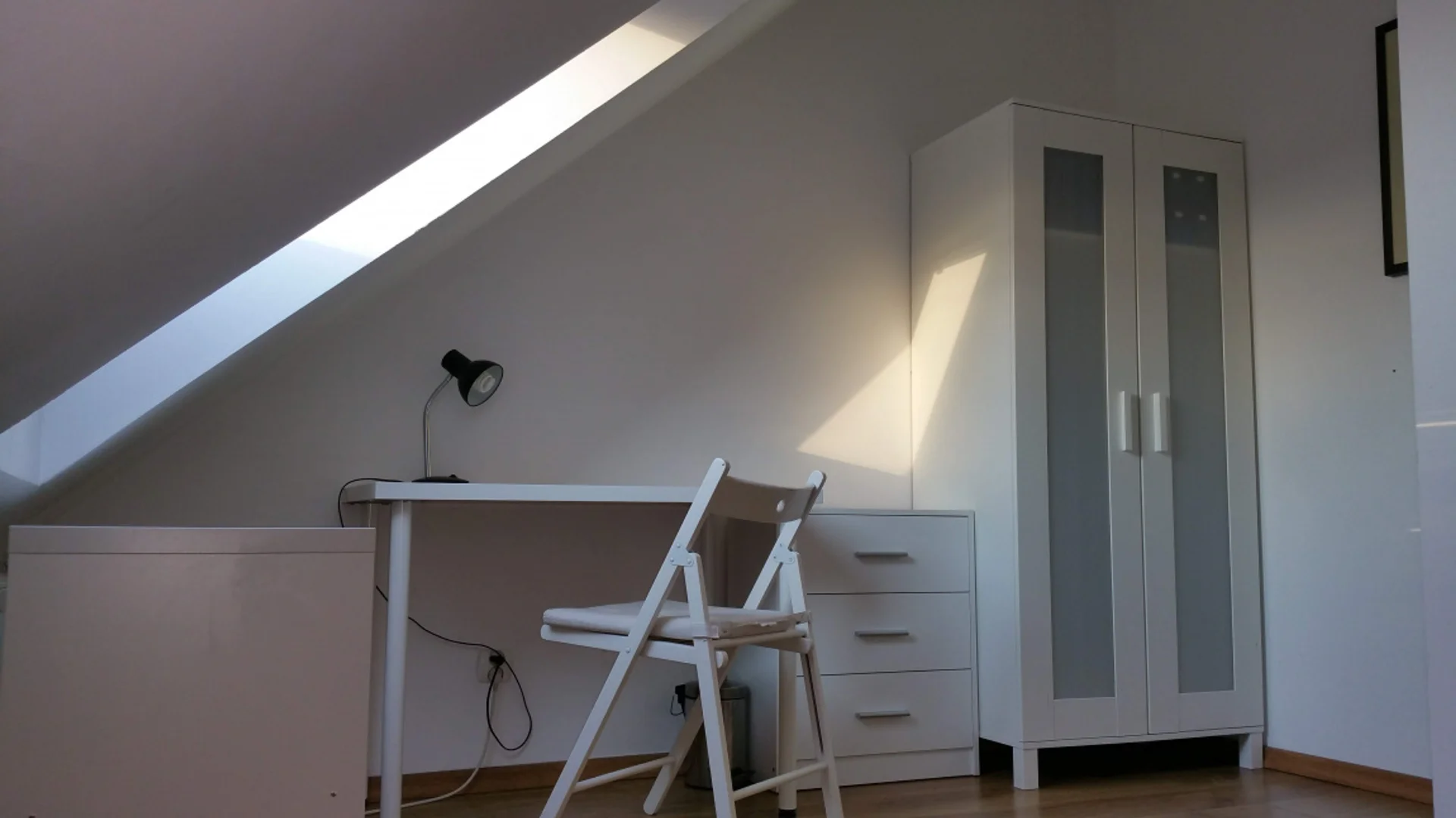 Bright and airy student room with easy university access in 