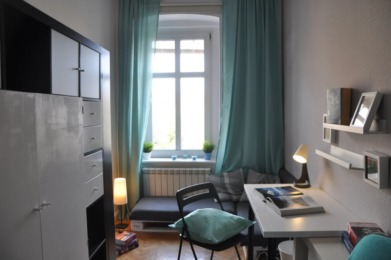 Quarto de estudante luminoso e arejado com acesso fácil à universidade em 