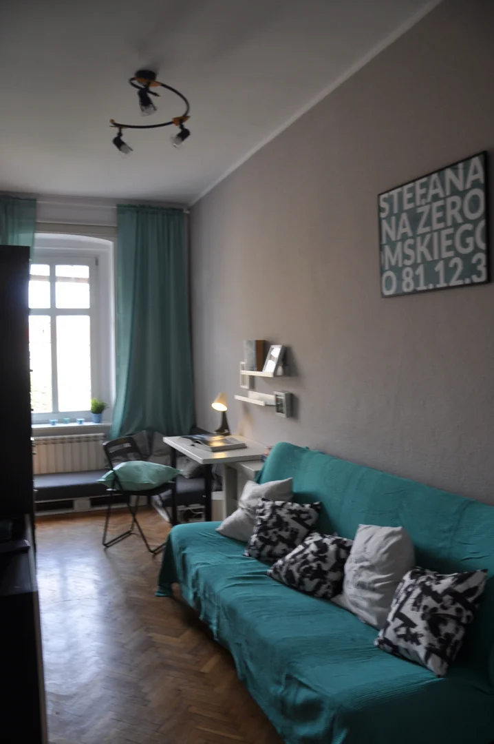 Quarto de estudante luminoso e arejado com acesso fácil à universidade em 