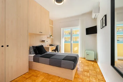 Habitación privada en Avenida Nossa Senhora de Fátima 5, imagen 1 de 8