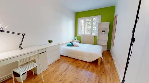 Quarto para alugar num apartamento partilhado em {area}